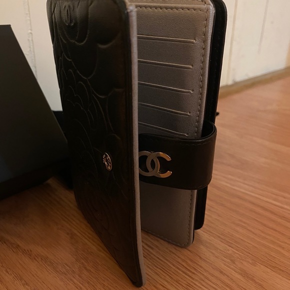 CHANEL - Picture 3 of 7